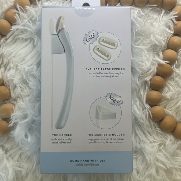 Billie Razor Starter Kit with 2 refills and magnetic holder - Picture 3 of 3